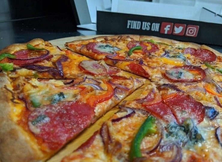 The Best Stonebaked Pizza in Paisley, Woody's Pizzas Pizza Luigi on a wooden board with a pizza box in the background